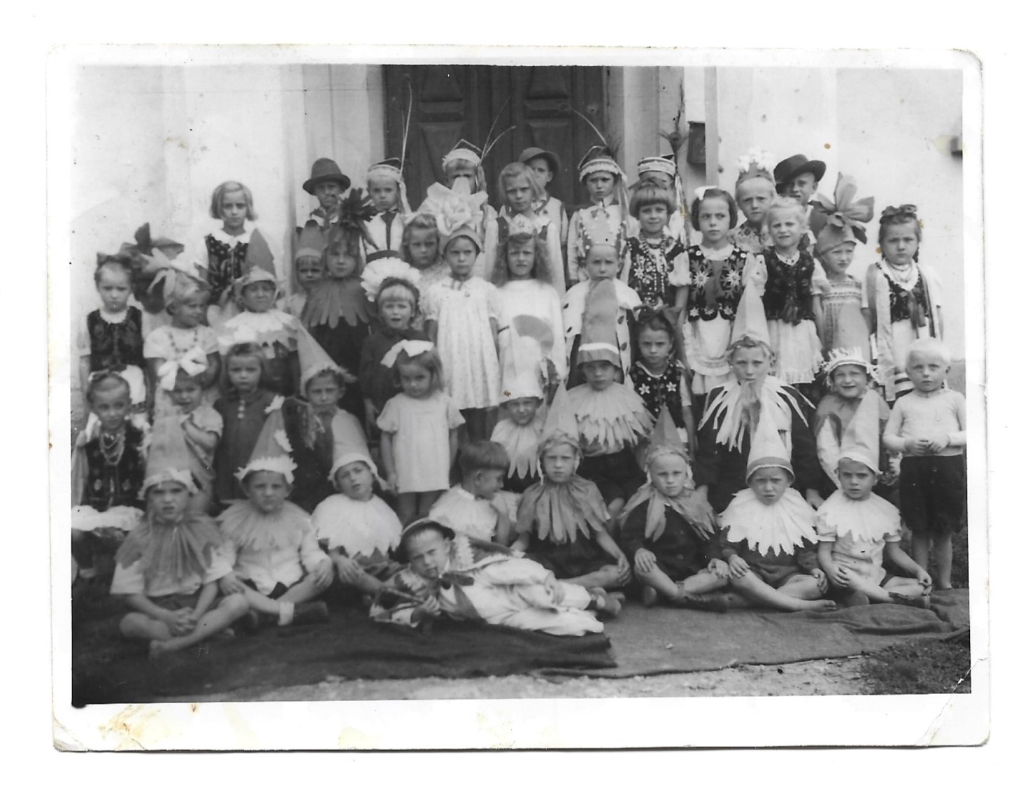 Zdjęcie dzieci - bal przebierańców, Dzieciniec 1946 r.