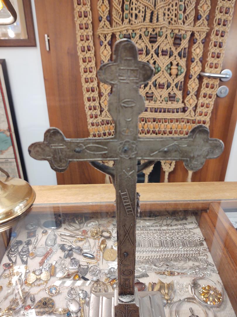 Stary krzyż stojący