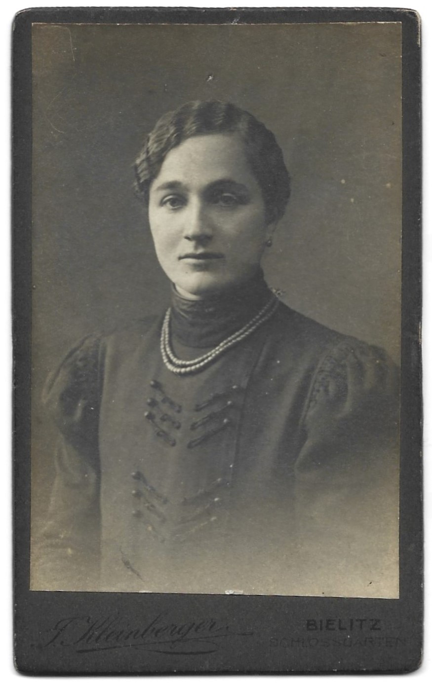 Zdjęcie portretowe kobiety - fot. J. Kleinberger, Bielitz (Bielsko)