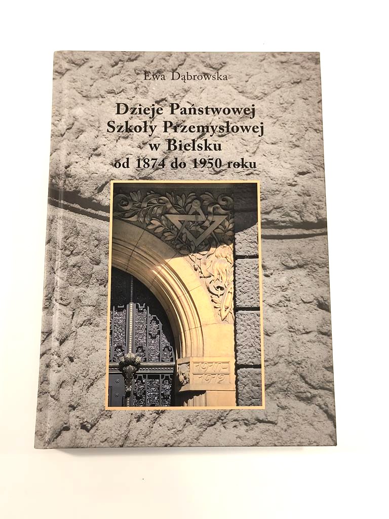 Książka "Dzieje Państwowej Szkoły Przemysłowej w Bielsku od 1874 do 1950 roku" Ewa Dąbrowska - z autografem autorki