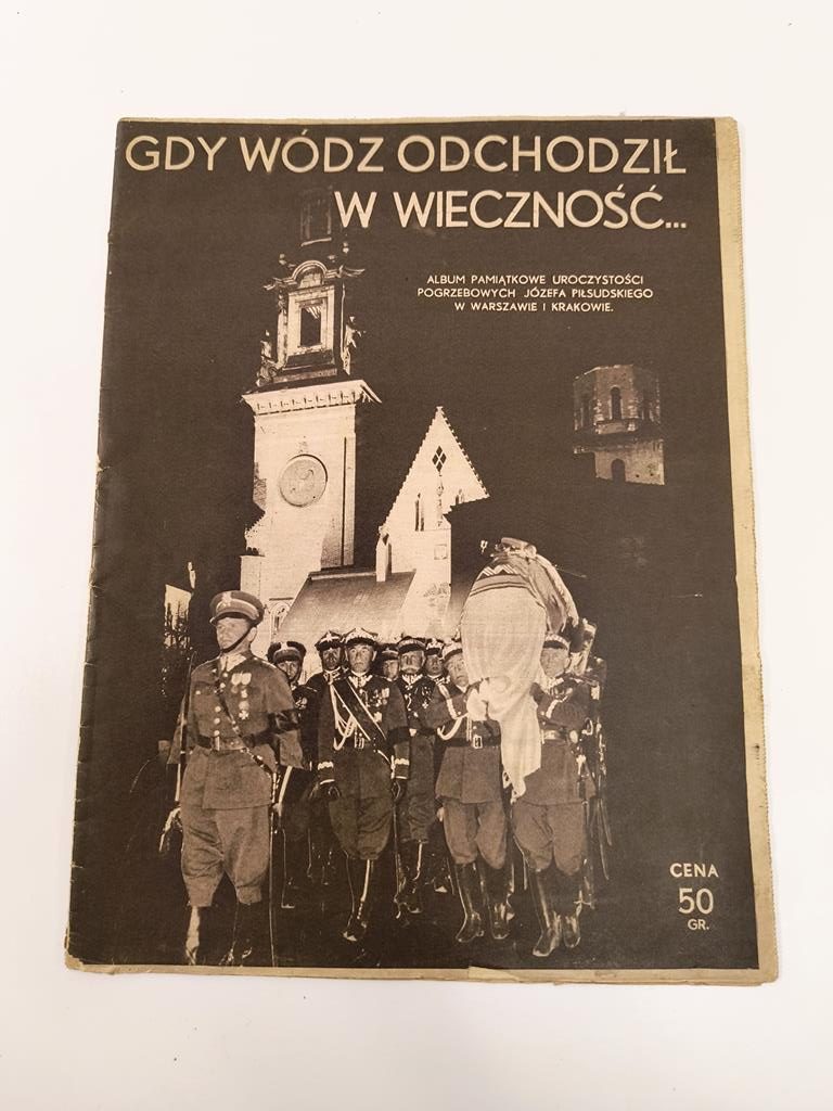 Album pamiątkowy z uroczystości pogrzebowych Józefa Piłsudskiego "Gdy wódz odchodził w wieczność", 1935 r.