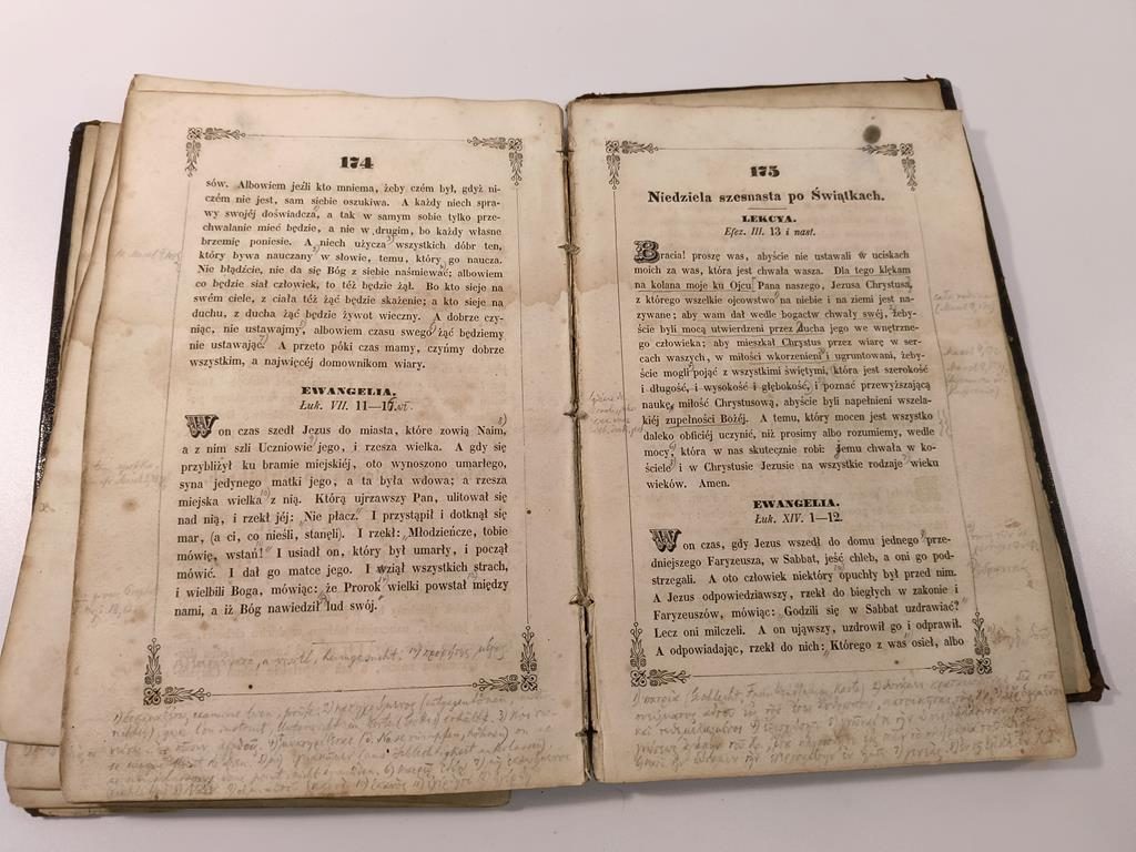 Książeczka "Lekcye i ewangelie na wszystkie niedziele i święta całego roku" przekład X. Jakób Wujek, 1855 r.