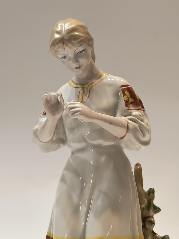 Figurka porcelanowa „Wróżenie z płatków", Połonne