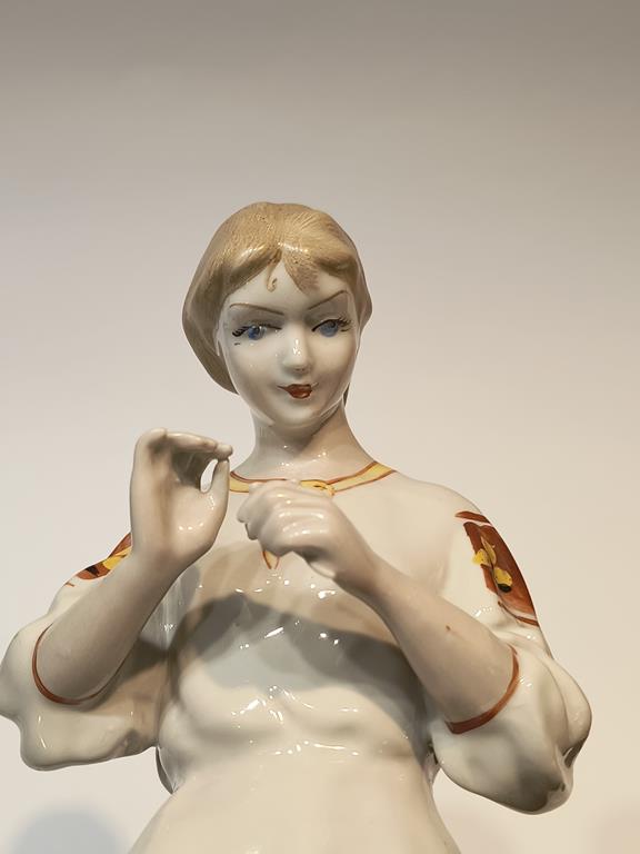 Figurka porcelanowa „Wróżenie z płatków", Połonne