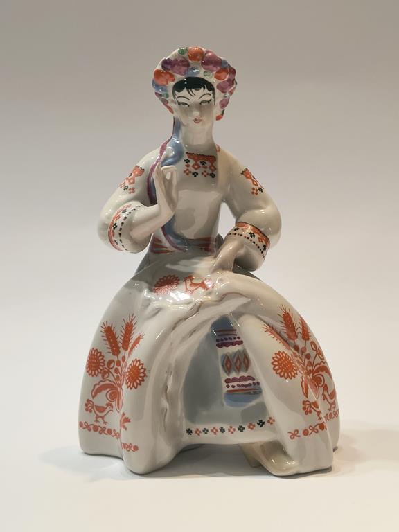 Figurka porcelanowa - Hafciarka - ZHK Połonne, proj. Walerij Wiktorowicz