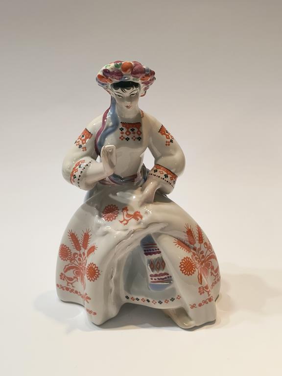 Figurka porcelanowa - Hafciarka - ZHK Połonne, proj. Walerij Wiktorowicz