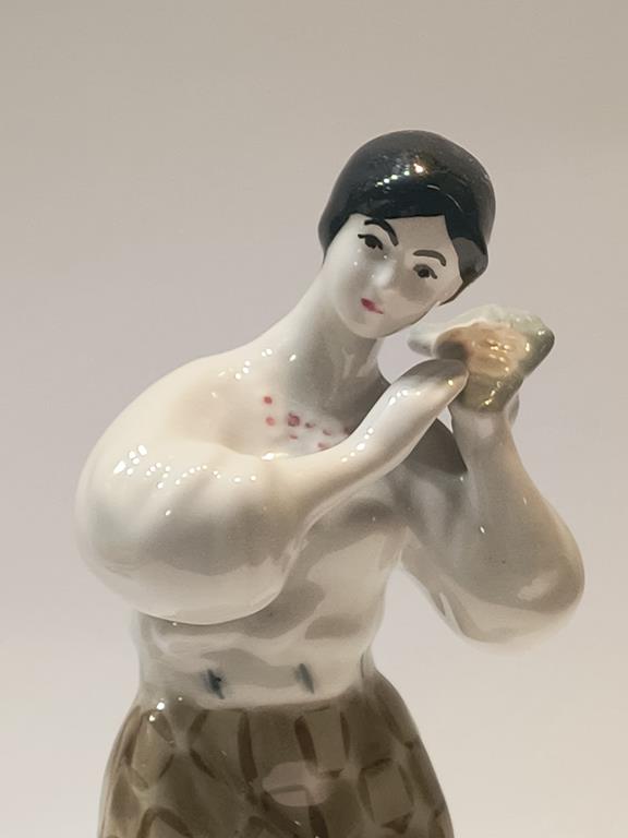 Figurka porcelanowa - kobieta z owocami, proj. Walerij Wiktorowicz (PZHK, Połonne)