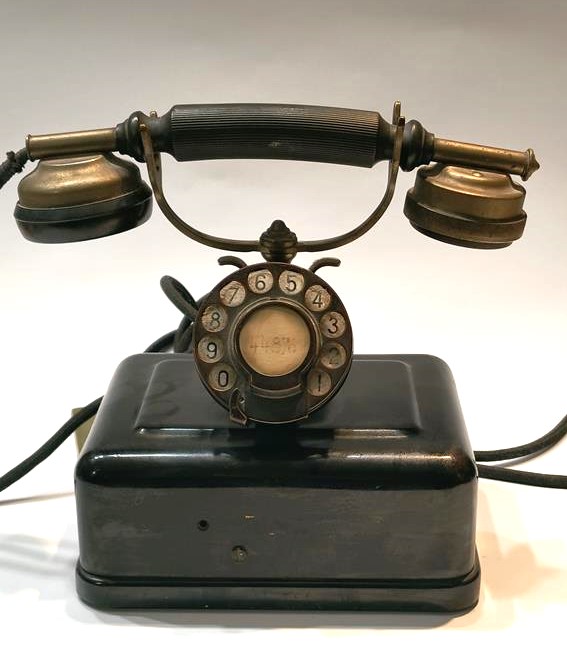 Stary telefon tarczowy, lata 30te