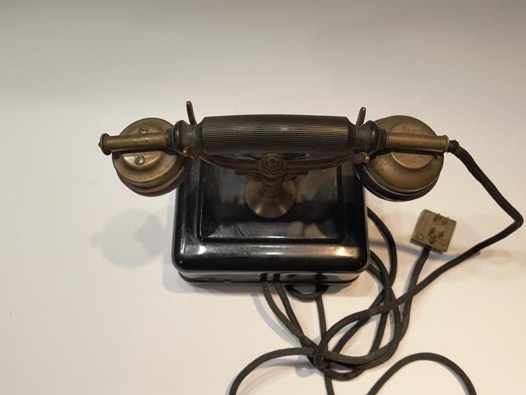 Stary telefon tarczowy, lata 30te