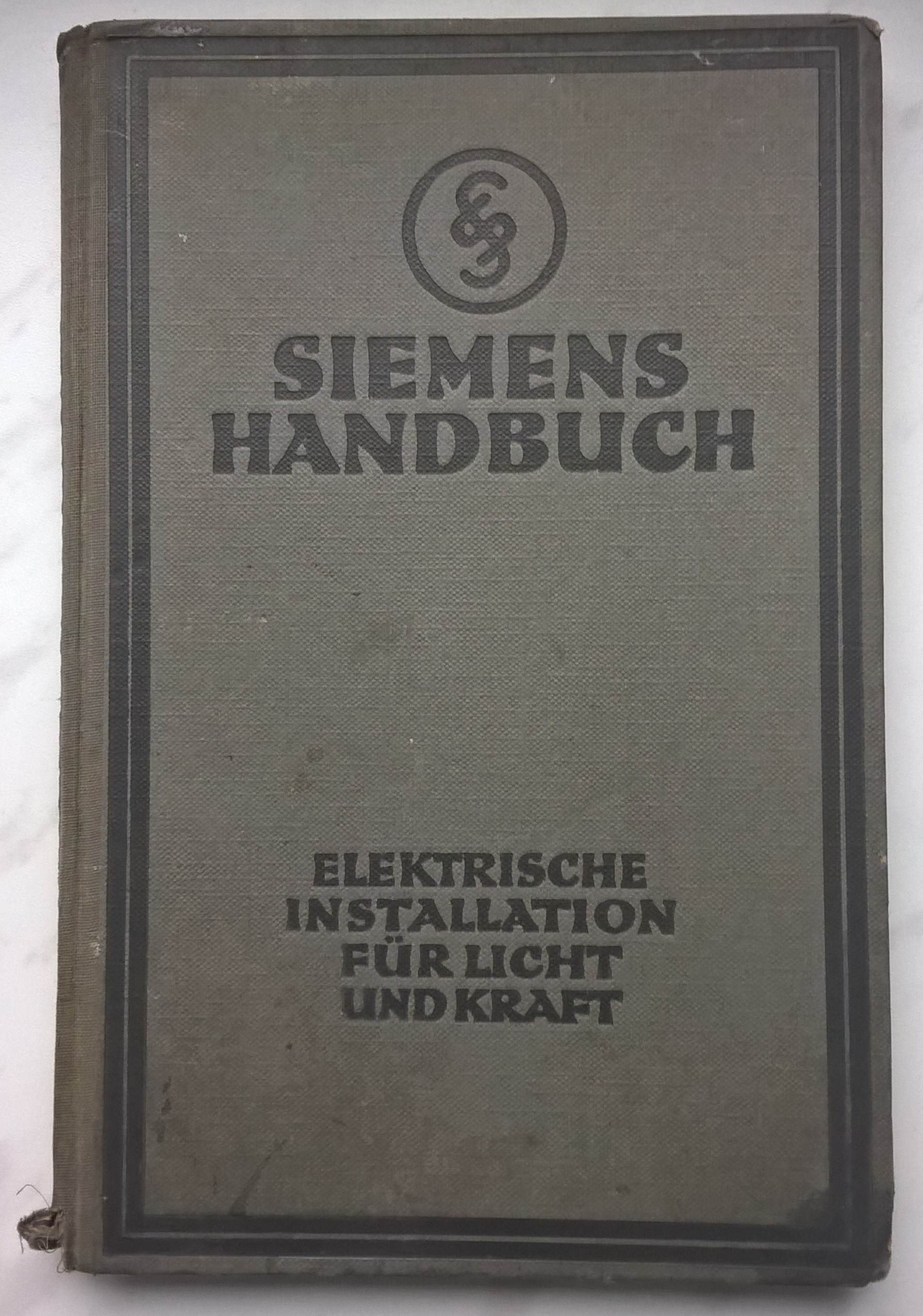 Książka w języku niemieckim "Siemens Handbuch" - Instrukcja obsługi Siemens. Instalacja elektryczna oświetlenia i zasilania, 1922 r.