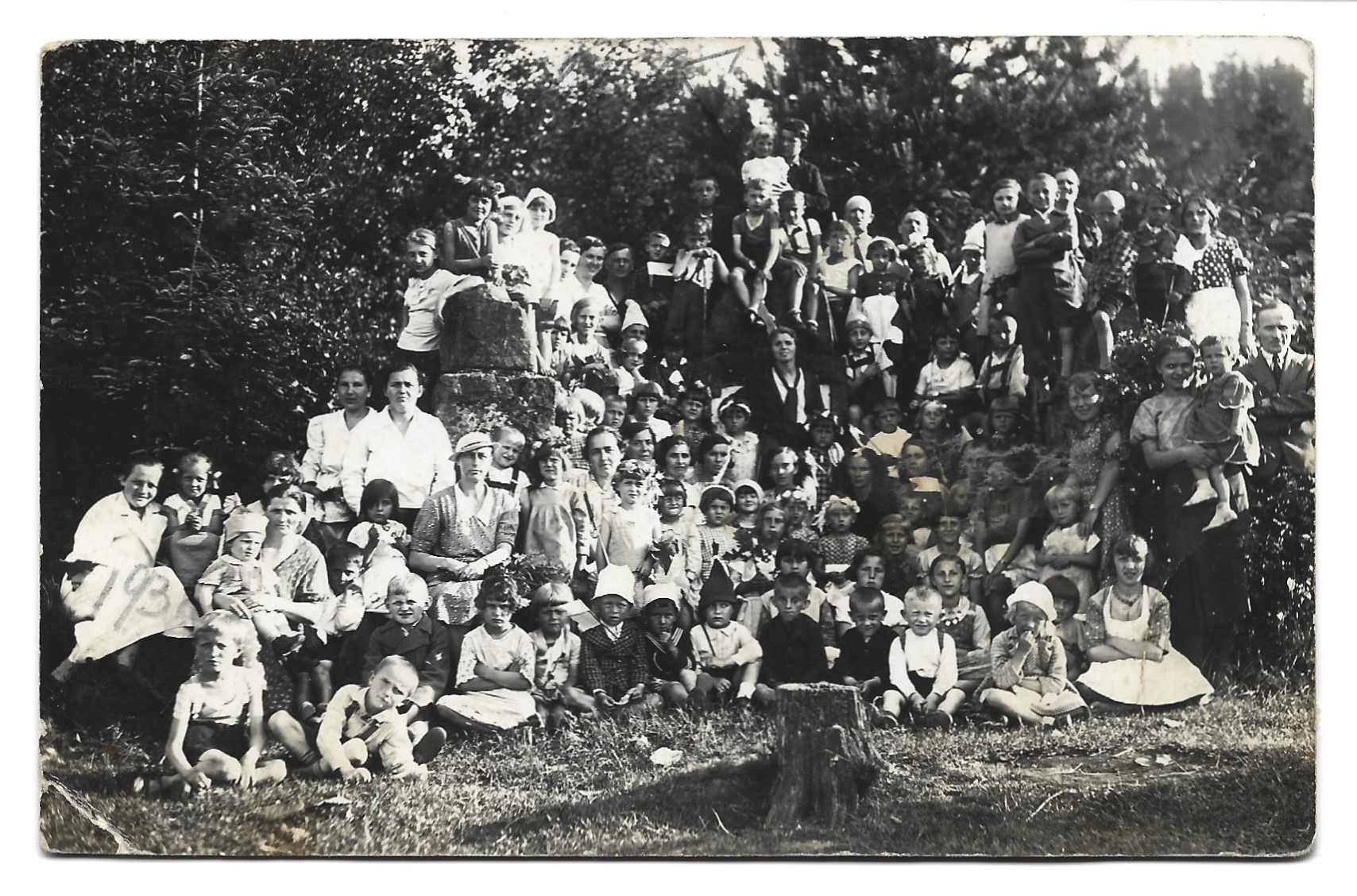 Zdjęcie - Pamiątka z wycieczki Ochrony w roku 1936, 22/VI - W cygańskim lesie