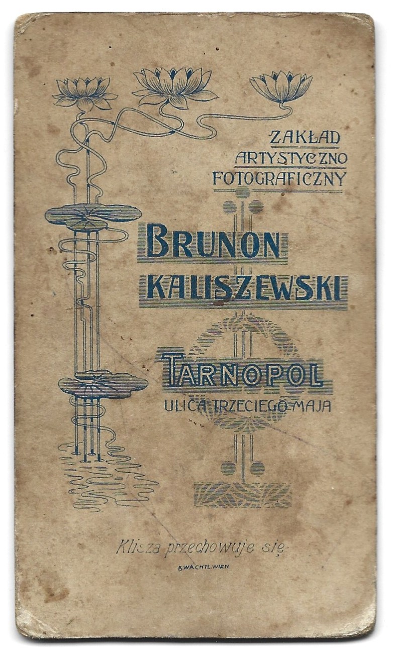 Zdjęcie - dziecko karmiące kurczęta, Tarnopol - Kresy Wschodnie