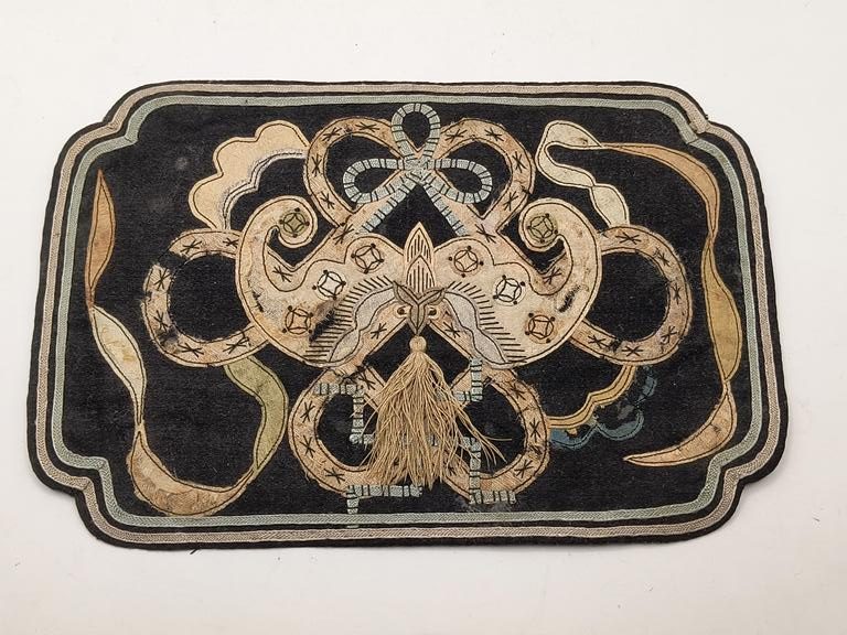 Serweta jedwabna z dekoracją wyszywaną, przedstawiającą nietoperza - Chiny, ok. 1920 r.