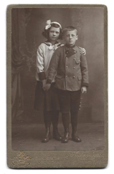 Zdjęcie dzieci w mundurkach szkolnych - fot. H. Jandaurek, Teschen (Cieszyn), 1917 r.
