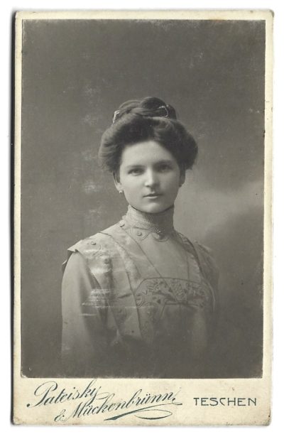 Zdjęcie portretowe kobiety – fot. Pateisky & Mückenbrunn, Teschen (Cieszyn)