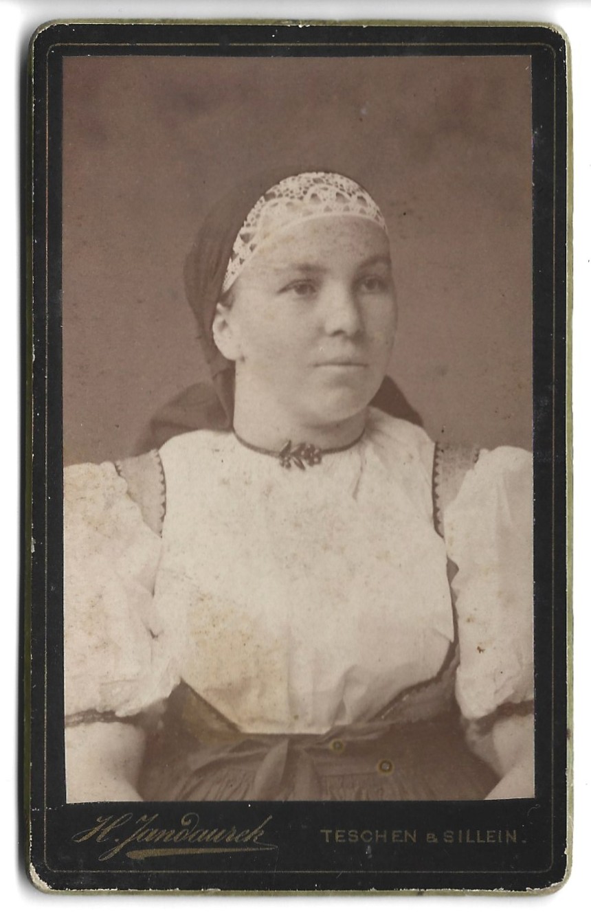 Zdjęcie portretowe kobiety w stroju cieszyńskim - fot. H. Jandaurek, Teschen & Sillein (Cieszyn i Żylina)