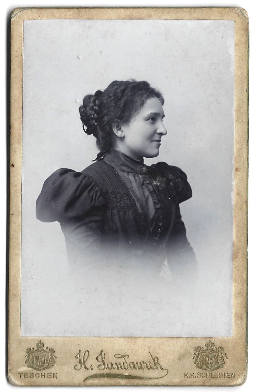 Zdjęcie portretowe kobiety - fot. H. Jandaurek, Teschen (Cieszyn)