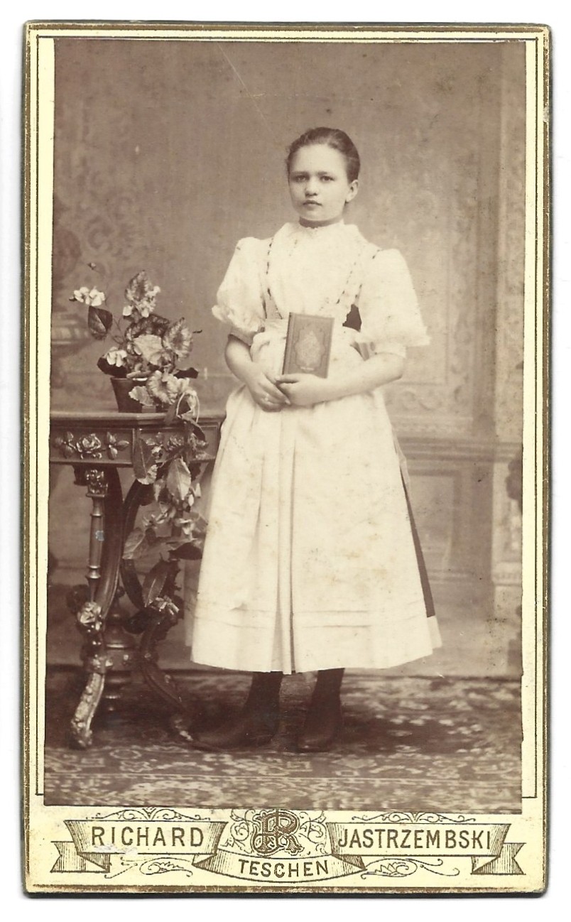 Zdjęcie dziewczynki w stroju ludowym - Teschen (Cieszyn)