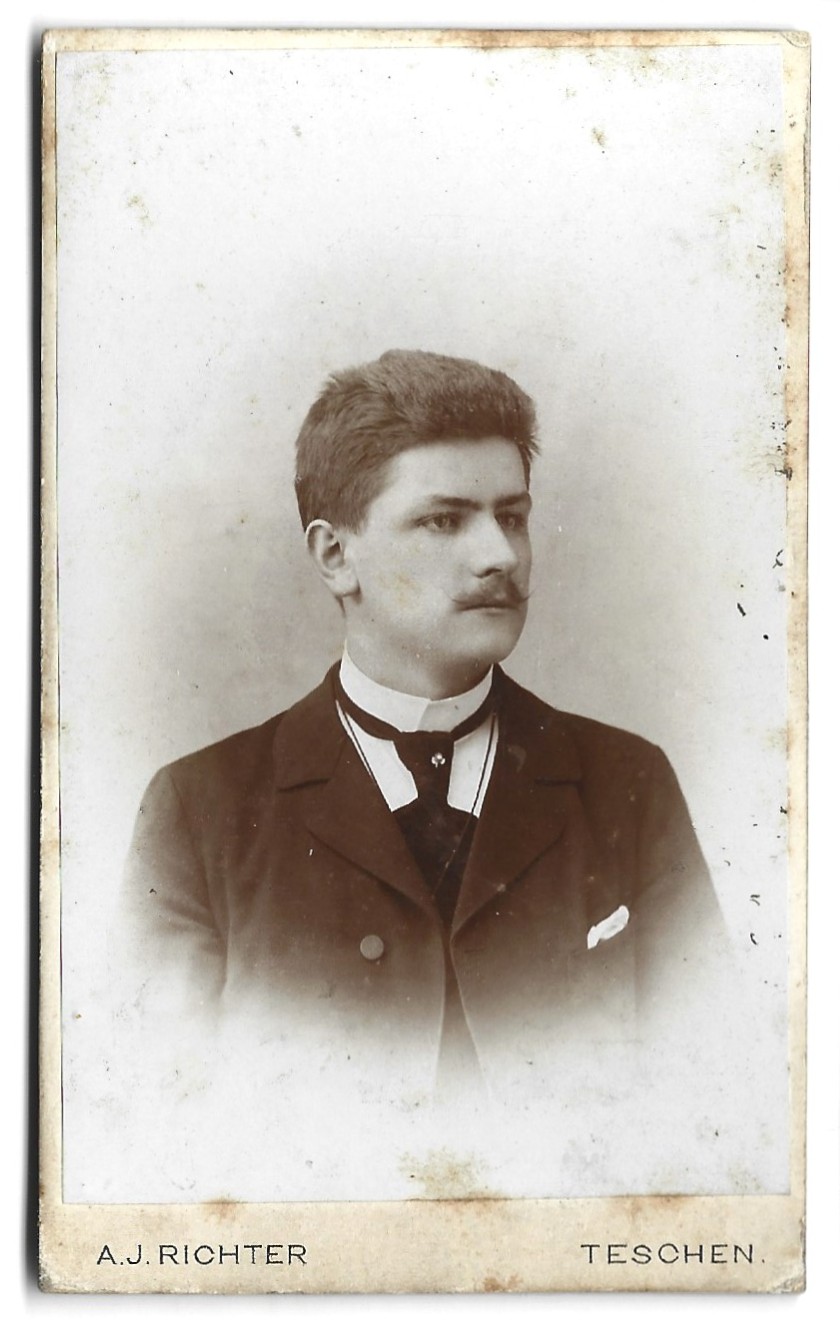 Zdjęcie portretowe mężczyzny - Photogr. Atelier A. J. RICHTER – Teschen (Cieszyn)
