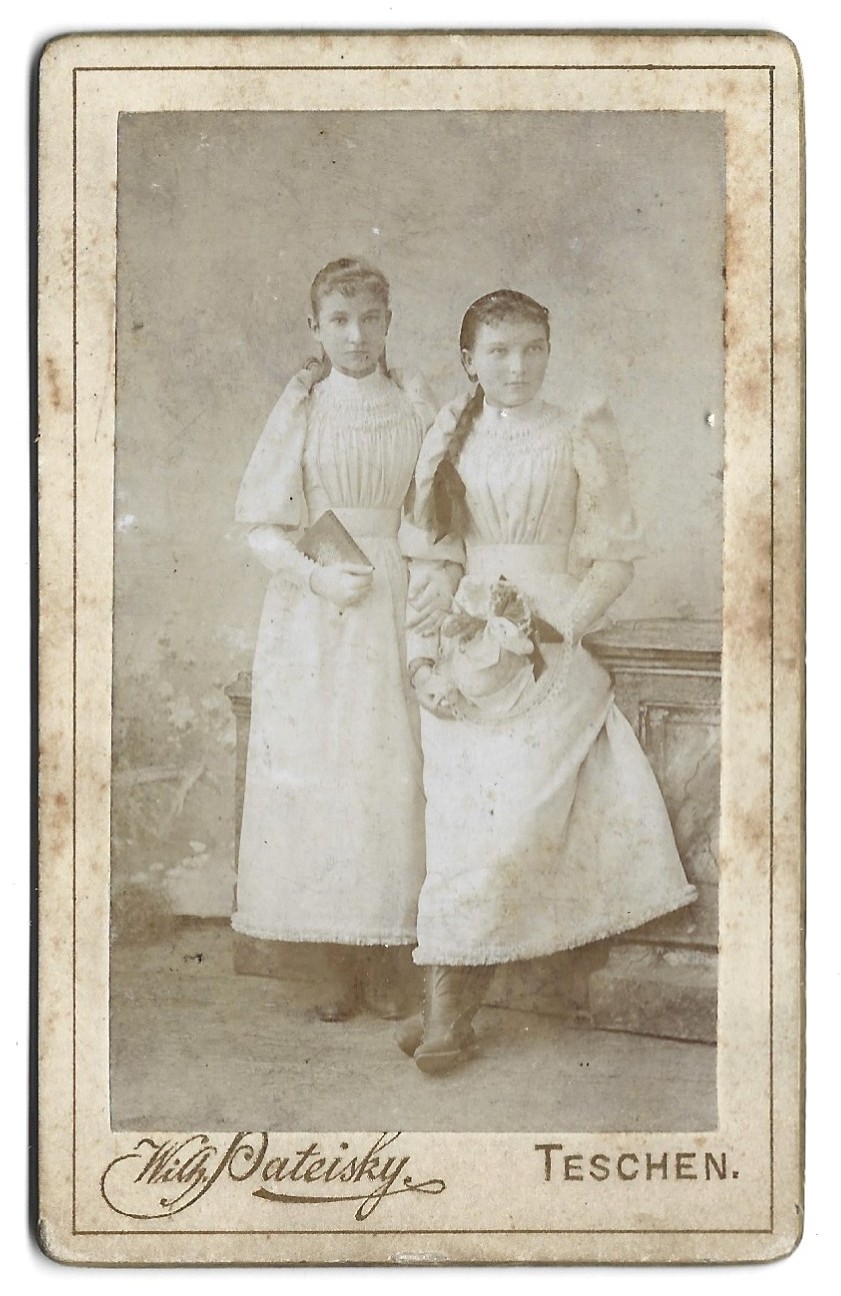 Zdjęcie dziewcząt - fot. Wilhelm Pateisky, Teschen (Cieszyn)