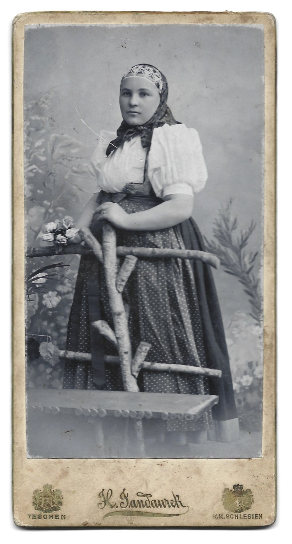 Zdjęcie kobiety w stroju regionalnym - Teschen (Cieszyn) - fot. H. Jandaurek