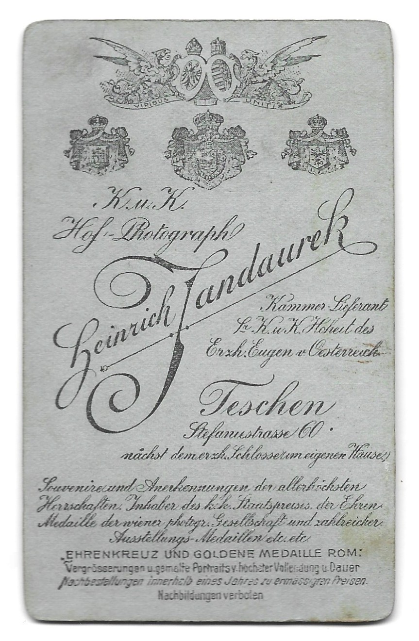 Zdjęcie dzieci w mundurkach szkolnych - fot. H. Jandaurek, Teschen (Cieszyn), 1917 r.