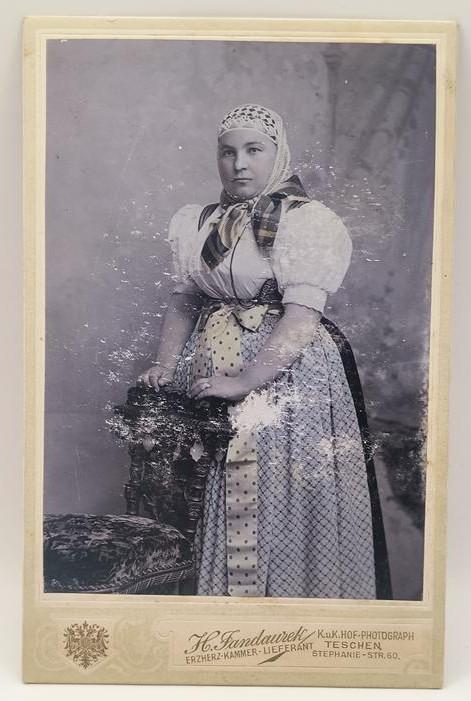 Zdjęcie - kobieta w stroju ludowym Teschen (Cieszyn)