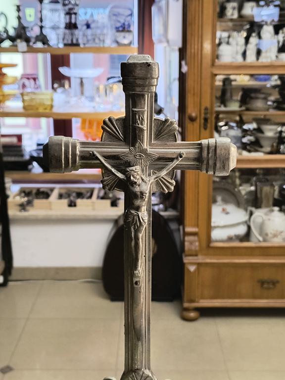 Stary krzyż stojący