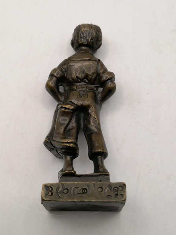 Figurka z brązu - chłopiec