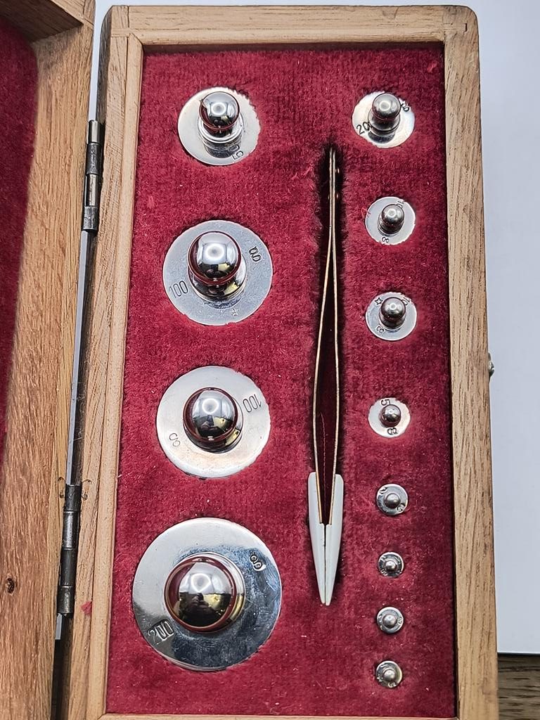 Odważniki do wagi laboratoryjnej - Spółdzielnia Pracy "Mechanika Precyzyjna" Warszawa, 1968 r.