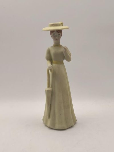 Figurka porcelanowa - kobieta z parasolką