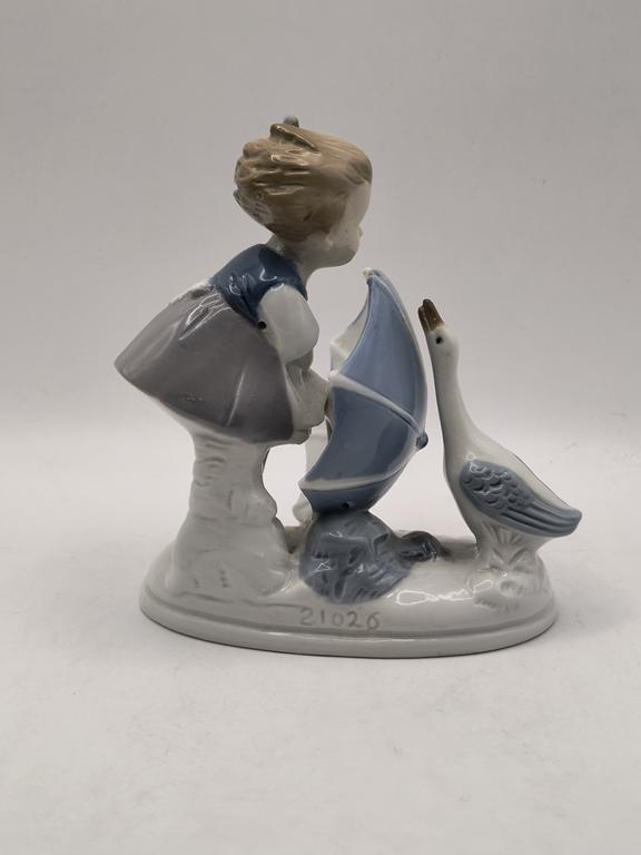 Figurka porcelanowa - dziewczynka z gąską - GRAFENTHAL