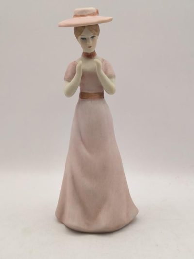 Figurka porcelanowa kobiety w różowej sukience