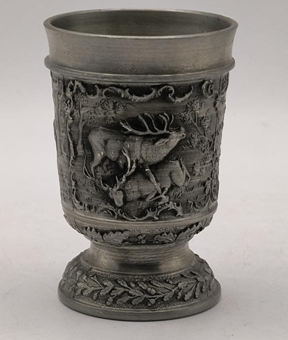 Cynowy kieliszek z motywem myśliwskim