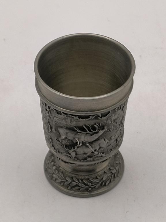 Cynowy kieliszek z motywem myśliwskim