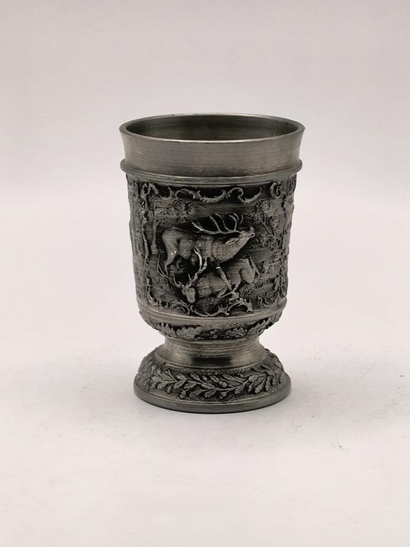 Cynowy kieliszek z motywem myśliwskim