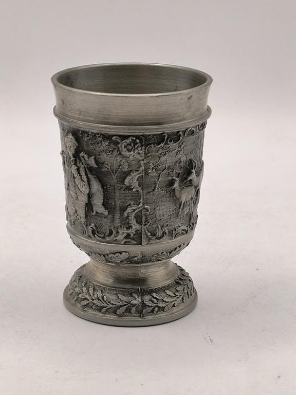 Cynowy kieliszek z motywem myśliwskim