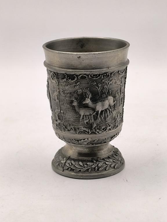 Cynowy kieliszek z motywem myśliwskim