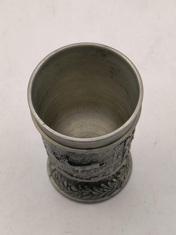 Cynowy kieliszek z motywem myśliwskim