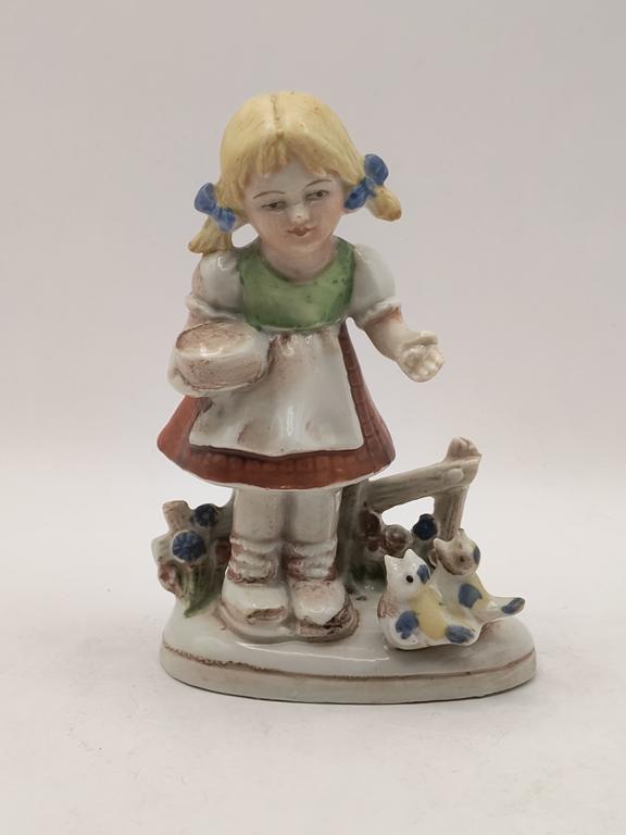 Porcelanowa figurka - dziewczynka karmiąca ptaszki