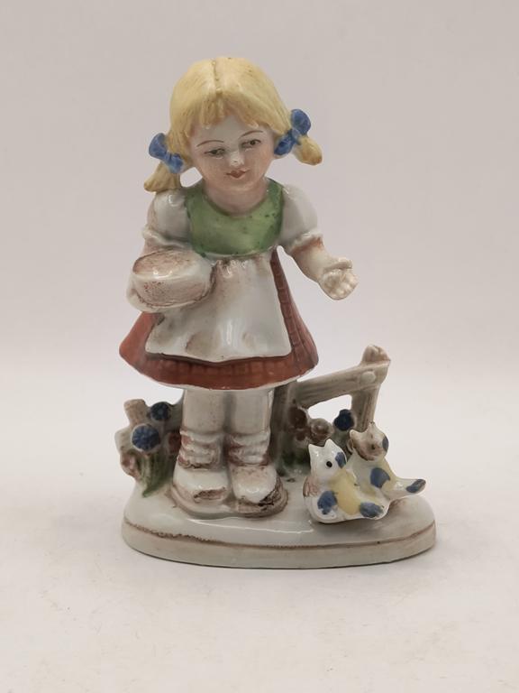 Porcelanowa figurka - dziewczynka karmiąca ptaszki