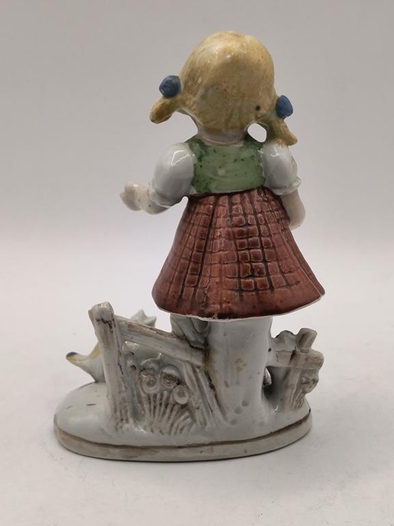 Porcelanowa figurka - dziewczynka karmiąca ptaszki