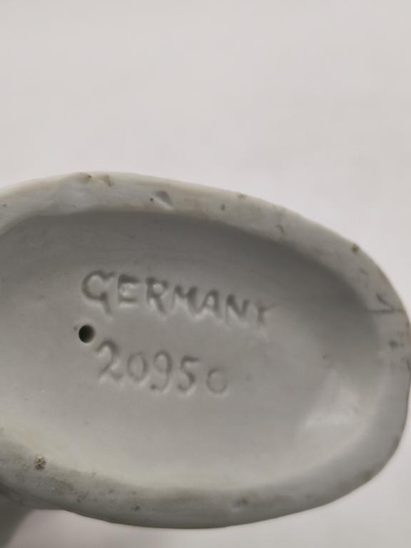 Porcelanowa figurka - dziewczynka karmiąca ptaszki