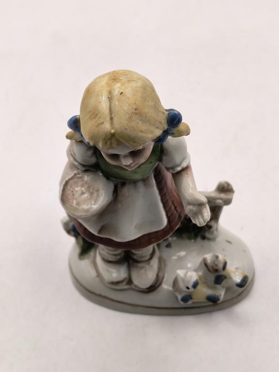 Porcelanowa figurka - dziewczynka karmiąca ptaszki