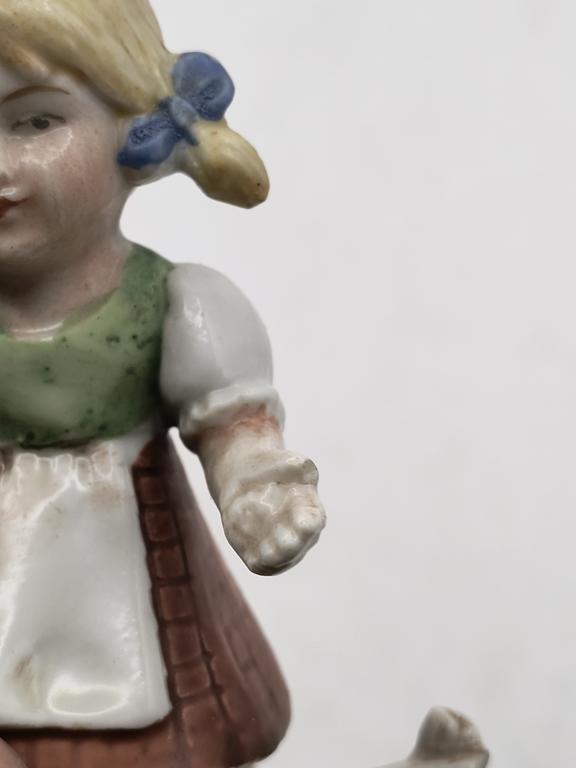 Porcelanowa figurka - dziewczynka karmiąca ptaszki