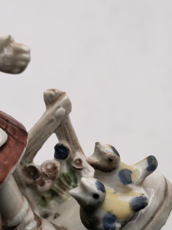 Porcelanowa figurka - dziewczynka karmiąca ptaszki