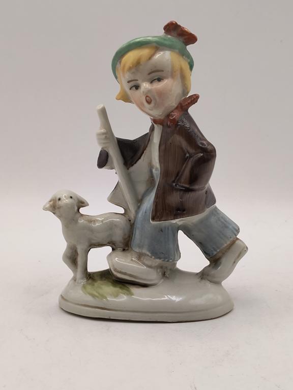 Porcelanowa figurka - chłopiec z owieczką