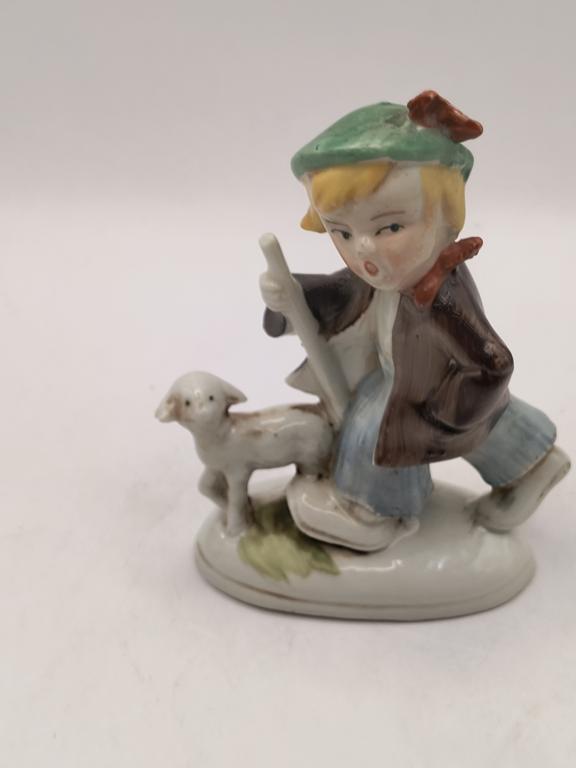 Porcelanowa figurka - chłopiec z owieczką
