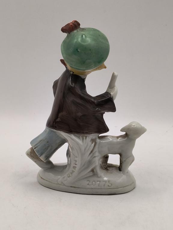 Porcelanowa figurka - chłopiec z owieczką