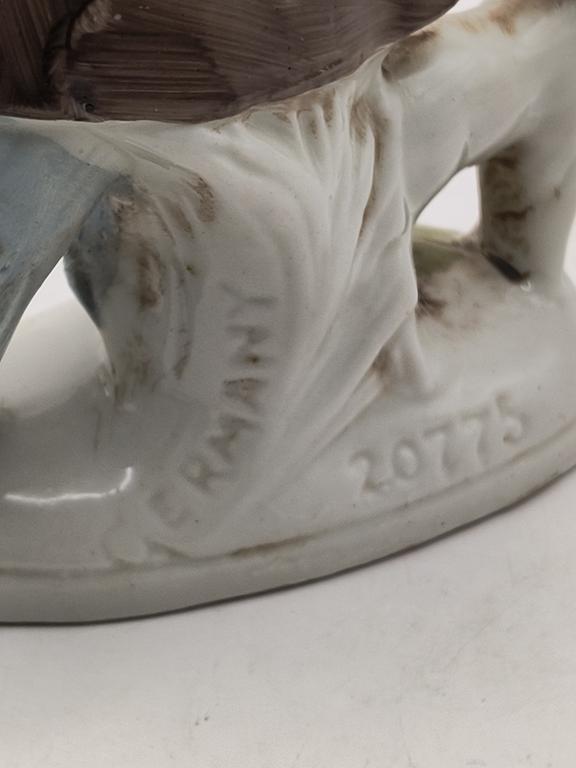 Porcelanowa figurka - chłopiec z owieczką